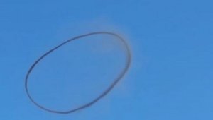 Видео черного кольца, зависшего в небе, рассылают в соцсетях казахстанцы