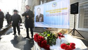 Дань памяти: в историческом центре Алматы установили мемориальную доску в честь Избасара Балтагулова