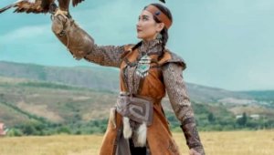 По богатырским меркам: этнодизайнер Ляззат Исаханова создает уникальные национальные костюмы