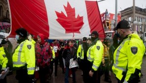 Власти Канады начали замораживать банковские счета протестующих