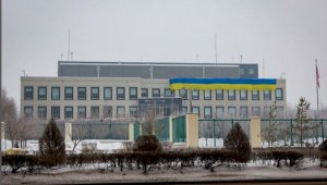 Посольство США в РК вывесило на фасаде своего здания флаг Украины