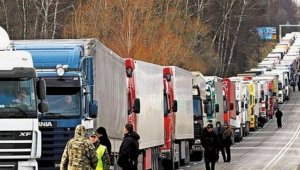 Не менее 50 казахстанских дальнобойщиков не могут покинуть Украину