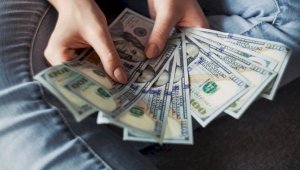 Стоит ли сейчас покупать доллары казахстанцам – мнение эксперта