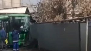 Пассажирский автобус врезался в забор жилого дома в Алматы