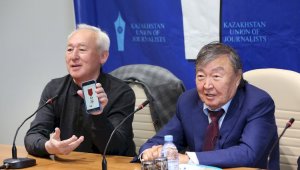 Известного казахстанского поэта Олжаса Сулейменова наградили Орденом Почетного Легиона Франции