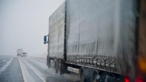Временное ограничение движения для большегрузов ввели в Казахстане