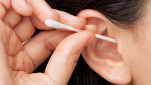 Почему нельзя чистить уши ватными палочками, рассказали врачи