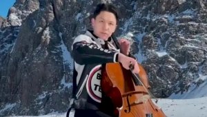 Алматинский виолончелист покорил интернет песней на фоне горных вершин