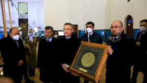 В Туркестане вице-президент Турции получил в подарок копию печати Ходжи Ахмеда Яссауи