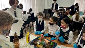 Алматинские школьники попробовали себя, участвуя в STEM-фестивале