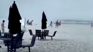 Смерч, мгновенно превратившийся в торнадо на пляже, попал на видео