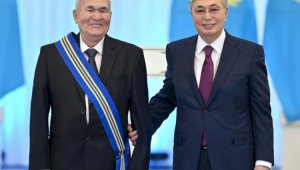 Президент поздравил автора герба Казахстана с юбилеем
