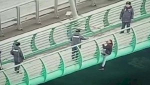 В Нур-Султане полицейские спасли мужчину от прыжка с моста