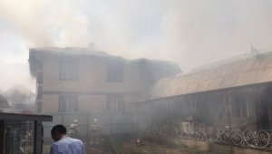 Пожар в частном секторе перекинулся на кровлю жилого дома в Алматы