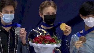 Казахстанский фигурист завоевал «серебро» ЧМ среди юниоров по фигурному катанию