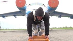 Алматинский силач сдвинул с места военный самолет и попал в Книгу рекордов