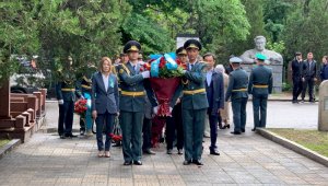 В Алматы возложили цветы к памятнику Неизвестного солдата