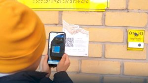 В школах Алматы устанавливают таблички с QR-кодами