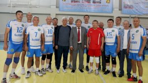 Нравственные и спортивные: в КазНАИУ прошел турнир по волейболу среди команд ветеранов