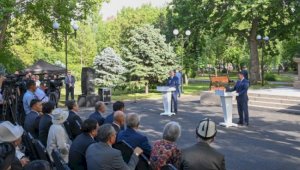 Президент Казахстана принял участие в церемонии открытия памятника Абаю Кунанбаеву в Бишкеке
