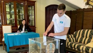 Казахстанские спортсмены проголосовали на референдуме в Катаре