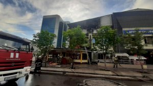 Очередная донерная загорелась в Алматы, пламя перекинулось на кровлю ТД