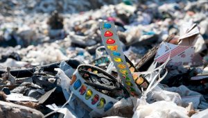 На мусорном полигоне близ Алматы уничтожили конфискованные игровые автоматы