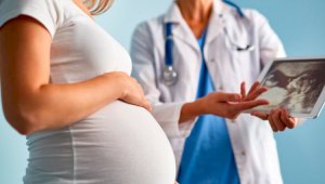 Может ли женщина встать на учет по беременности, если она не совершала взносы ОСМС