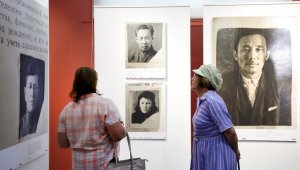 Окунуться в прошлое: архивные снимки стали основой выставки «Біз» о периоде сталинских репрессий
