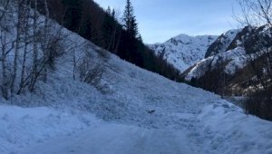 Два альпиниста погибли при сходе снежной массы в ВКО