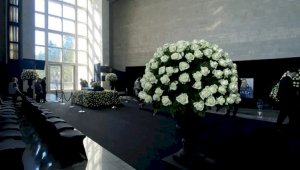 Траурный зал для прощания с Юрием Шатуновым украсили белыми розами