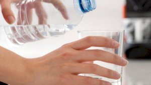 Диетолог объяснила, зачем в жару пить щелочную воду
