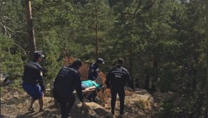 В Бурабае спасатели на носилках спустили с горы женщину со сломанной ногой
