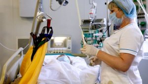 Более двух с половиной тысяч казахстанцев продолжают получать лечение от коронавируса