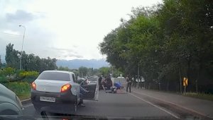 Жуткую драку на дороге в Алматы прокомментировали в Департаменте полиции