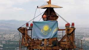 Блогер Сакен Кагаров поднял флаг Казахстана на вершине телебашни на Кок-Тобе
