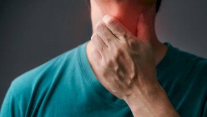 Одним из самых распространенных симптомов коронавируса стала боль в горле