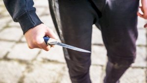 Избивали и угрожали ножом: группа тинейджеров грабила алматинцев