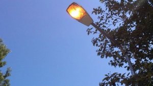Почему фонари горят в дневное время, разъяснили в акимате
