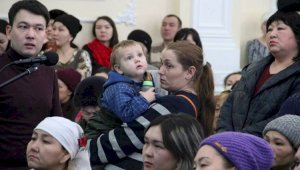 Акимы районов города Алматы провели встречи с многодетными матерями