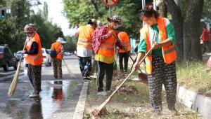 Чистоту на улицах Алматы поддерживают более 1,4 тысячи рабочих