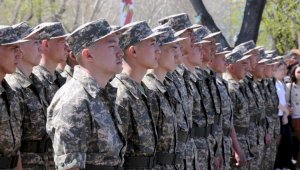 Надеть на казахстанских военнослужащих отслеживающие браслеты предложили в Минобороны