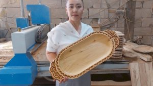 Как юрист и многодетная мама стала создавать казахскую традиционную посуду из дерева