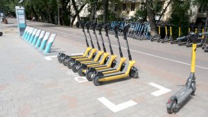 В Алматы нанесли разметки для парковки электросамокатов
