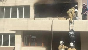Пожар произошел в здании института в Алматы