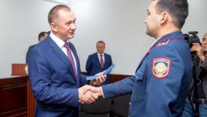 Глава МВД Беларуси наградил казахстанских полицейских