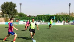 В Алматы ко Дню города прошел турнир по футболу среди представителей СМИ