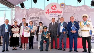Ерболат Досаев наградил званием «Почетный гражданин города Алматы» 10 жителей мегаполиса