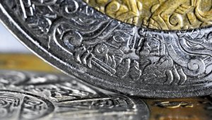 В РК вышли в обращение коллекционные монеты MUHTAR ÁÝEZOV. 125 JYL