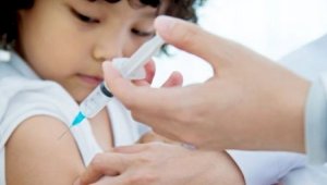 В Актобе медсестра, вколовшая школьникам не ту вакцину находится под следствием